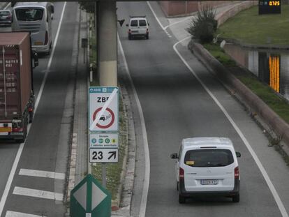 Varios vehículos circulan este jueves por la Zona de Bajas Emisiones de Barcelona. En vídeo, las medidas adoptadas en Madrid y Barcelona sobre circulación de coches.