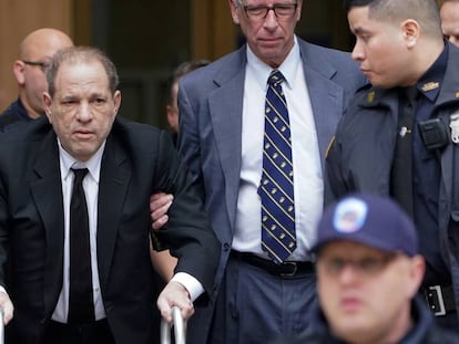 Harvey Weinstein, en el centro, este lunes a su salida de la Corte de Nueva York.