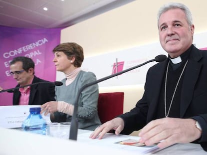 Mario Iceta, junto a uno de los matrimonios que han colaborado en la creación de los cursos prematrimoniales. En vídeo, sus declaraciones.