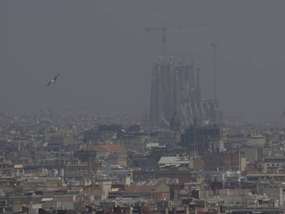 Contaminación en Barcelona el pasado julio. En vídeo, el puerto de Barcelona es el más contaminado de Europa.