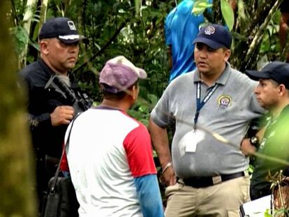 Policías panameños en la zona en la que han sido encontrados siete indígenas muertos. En vídeo, las declaraciones de las autoridades sobre el caso.