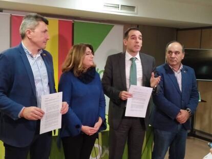 Representantes de Vox, durante la presentación del acuerdo de Presupuestos firmado en Murcia. En vídeo, declaraciones de la ministra de Educación, Isabel Celaá.