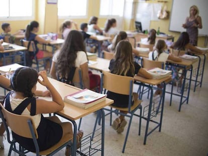 Alumnos de un instituto, en una imagen de archivo. En vídeo, ¿qué es el pin parental?
