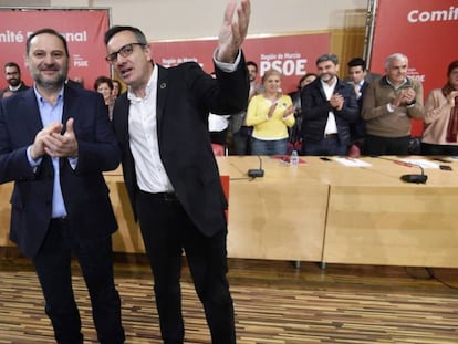 En foto, el ministro de Transportes, José Luis Ábalos, a la izquierda, con el secretario general del PSOE de la Región de Murcia, Diego Conesa, este sábado. En vídeo, Ábalos defiende que el PIN parental no respeta los derechos de la infancia.