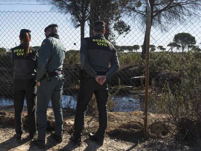 En foto, agentes de la Guardia Civil junto una balsa ilegal en Lucena del Puerto (Huelva), junto al parque de Doñana. En vídeo, así se roba el agua subterránea en España.