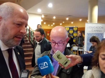 El consejero de Educación y Deporte de la Junta de Andalucía, Javier Imbroda, atiende a los medios de comunicación en Málaga. En vídeo, la portavoz de la gestora de Cs, Melisa Rodríguez, considera "vergonzoso" intentar banalizar la educación.