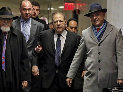 Harvey Weinstein, acompañado de sus abogados, en la corte estatal de Nueva York. En vídeo, el juicio a Weinstein entra en detalle con sus supuestos abusos sexuales.