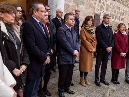 Minuto de silencio en La Puebla de Almoradiel, este miércoles. En el centro, el presidente de Castilla-La Mancha, Emiliano García Page. En video, primer día de luto por el caso de violencia machista en La puebla de Almoradiel.