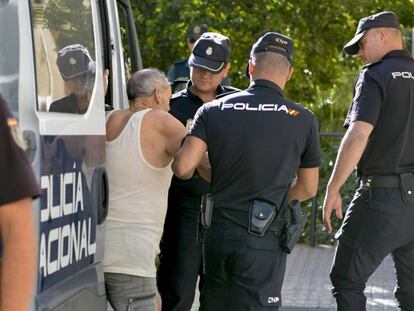 Un hombre que asesinó presuntamente a su mujer en Jaén en agosto sale de un furgón policial. En vídeo, pasa a disposición judicial el hombre que ha asesinado a su mujer en Caniles (Granada).