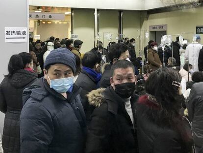 Pacientes agolpados a las puertas de una clínica de Wuhan donde se traslada a infectados. En vídeo, los usuarios comparten en redes sociales los vídeos del caos que se vive en Wuhan.
