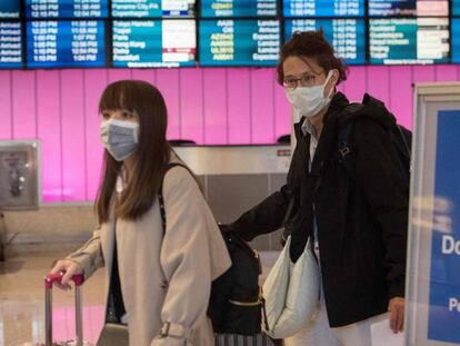 Pasajeros con mascarillas a su llegada al aeropuerto de Los Ángeles, el miércoles. En vídeo, declaraciones de Allison Arwady, comisionada del Departamento de Salud Pública de Chicago.