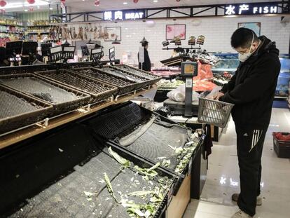 Mercado desabastecido en Wuhan.