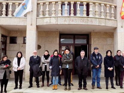 Minuto de silencio en el exterior de ayuntamiento de A Pastoriza (Lugo), este domingo. En vídeo, declaraciones de los vecinos.