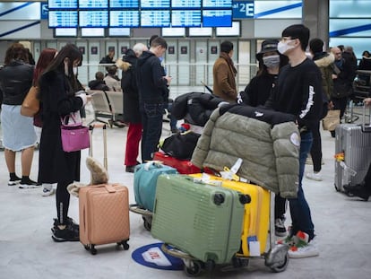 Varios pasajeros llegan a Francia procedentes de Pekín. En vídeo, hablan tres entrenadores españoles que viven en Wuhan.