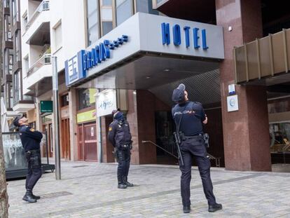 Varios policías observan la fachada del hotel de Logroño en el que han hallado muerta a una niña.