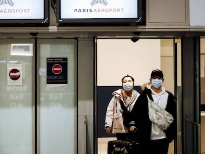 Dos pasajeros llegan desde Pekín al aeropuerto de París. En vídeo, así es el día a día en Wuhan a través del testimonio de españoles atrapados en la ciudad china.