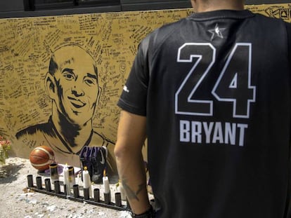 Un fan ante un mural de Kobe Bryant. En vídeo, los fans de los Lakers lloran la muerte de Bryant.