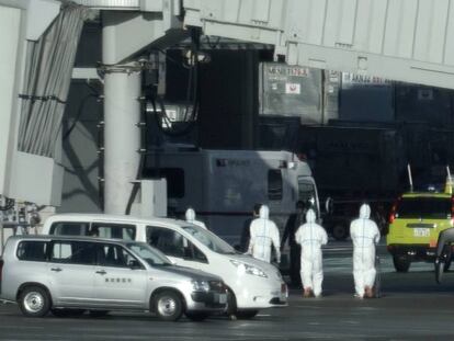 Llegada a Tokyo del avión con los evacuados japoneses de Wuhan este miércoles.