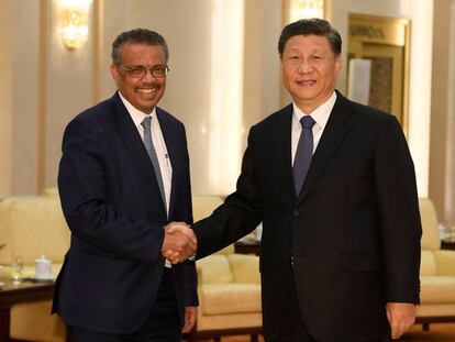 Tedros Adhanom, director general de la OMS (izquierda) comparece junto al presidente chino Xi Jinping en el reciente viaje del primero al país asiático. En vídeo, declaraciones de Tedros Adhanom.