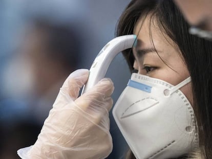 Control de temperatura en el aeropuerto de Tokio. En vídeo, las claves del coronavirus.