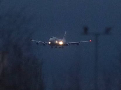 El avión que ha repatriado a 19 españoles de Wuhan, momentos antes de aterrizar en Torrejón de Ardoz (Madrid). En vídeo, la llegada del avión a Madrid.