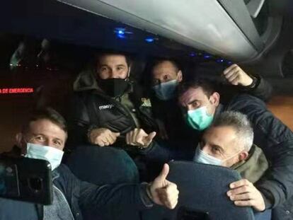 Españoles evacuados de Wuhan en el autobús que los trasladaba al hospital Gómez Ulla, este viernes. En vídeo, los españoles atrapados en Wuhan llegan a España.