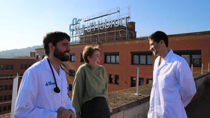 Audrey Mash amb els metges Eduard Argudo (a l'esquerra) i Jordi Riera, al terrat de l'hospital Vall d'Hebron. En vídeo, declaracions de Mash i un dels metges, després de ser atesa.