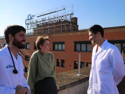 Audrey Mash amb els metges Eduard Argudo (a l'esquerra) i Jordi Riera, al terrat de l'hospital Vall d'Hebron. En vídeo, declaracions de Mash i un dels metges, després de ser atesa.