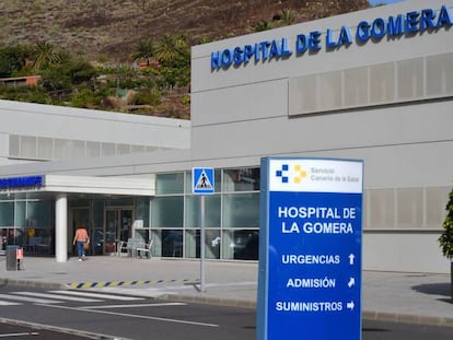 Fachada del hospital de La Gomera donde permanece ingresada la única persona que ha dado positivo por coronavirus en España. En vídeo, la crónica del caso.