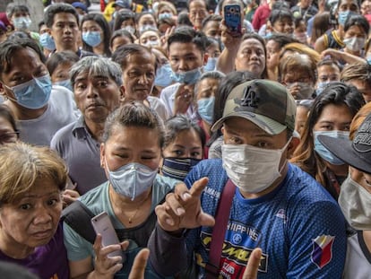 Un grupo de filipinos busca comprar mascarillas en Manila. En vídeo, declaraciones de Francisco Duque, secretario de Salud de Filipinas.