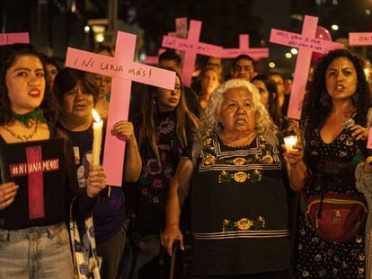 Mujeres se manifiestan el 25 de Noviembre en Ciudad de México contra la violencia de género y los feminicidios.