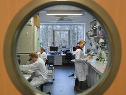 Trabajadores del Instituto de Virología de la Universidad Philipps de Marburgo (Alemania), que investiga una vacuna contra el coronavirus de Wuhan.