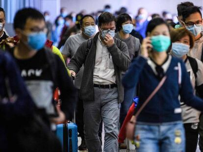 Pasajeros en una estación de trenes de Hong Kong, horas antes del cierre de la frontera. En vídeo, declaraciones de la jefa del Gobierno autónomo, Carrie Lam