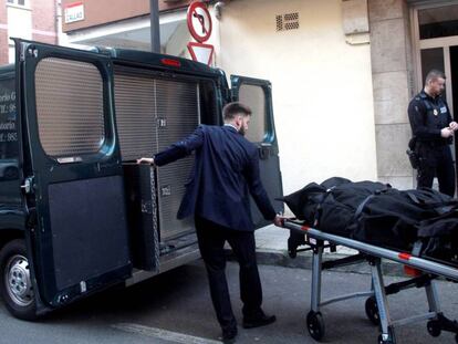 Traslado del cadáver de la mujer hallada muerta este pasado lunes en Gijón.