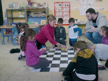 Un grupo de alumnos de educación infantil en una clase de ajedrez y pensamiento computacional. En vídeo, el reportaje completo sobre cómo funciona el programa de pensmaiento computacional en el CEIP Carlos V.