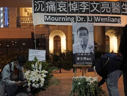 Vigilia por la muerte de Li Wenliang en Hong Kong, este viernes . En vídeo, reacciones a la muerte del doctor.