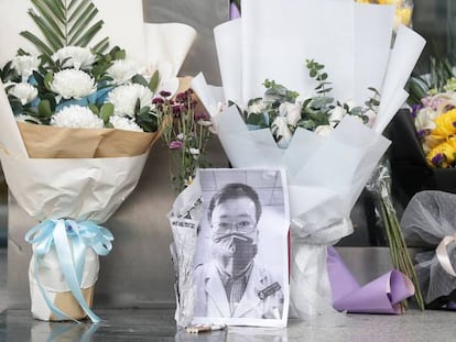 Ramos de flores en recuerdo de Li Wenliang, este viernes en la sede de Houhu del Hospital Central de Wuhan. En vídeo, reacciones por la muerte del doctor que alertó sobre el coronavirus.