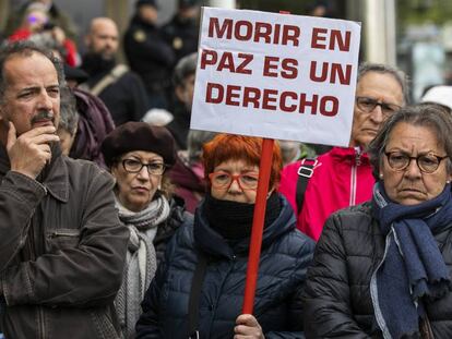 En foto, manifestación a las puertas de los juzgados de plaza de Castilla, Madrid, para pedir que se despenalice la eutanasia. En vídeo, Adriana Lastra, portavoz del PSOE, anuncia que la primera proposición de ley que tramitará el Congreso será la de eutanasia.