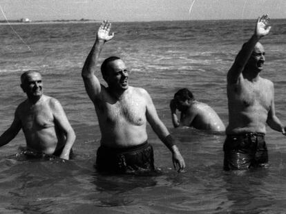 Manuel Fraga (segundo por la izquierda), durante el baño en las aguas de Palomares días después del accidente con armas nucleares. En vídeo, uno de los técnicos que participó en la limpieza del accidente visita la playa 50 años después.