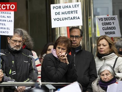 Manifestación a favor de la eutanasia, el pasado abril, ante los juzgados de plaza de Castilla en Madrid. En vídeo, retransmisión en directo del debate parlamentario.