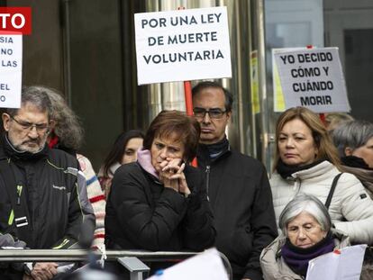 Manifestación a favor de la eutanasia, el pasado abril, ante los juzgados de plaza de Castilla en Madrid. En vídeo, retransmisión en directo del debate parlamentario.