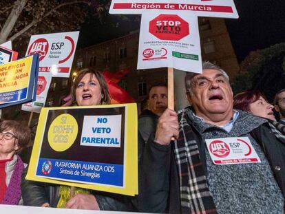 Protesta contra el veto parental en enero en Murcia. En vídeo, un momento de la charla de Pedro Alberto Cruz.
