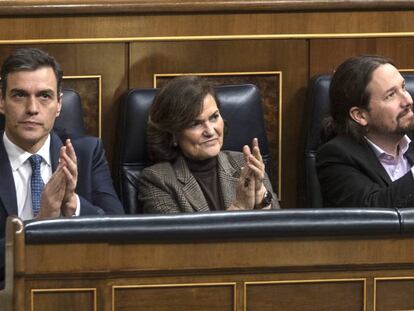 Desde la izquierda, el presidente del Gobierno, Pedro Sánchez; la vicepresidenta primera, Carmen Calvo; y el vicepresidente segundo, Pablo Iglesias. En vídeo, la votación del propuesta de ley de eutanasia en el Congreso.