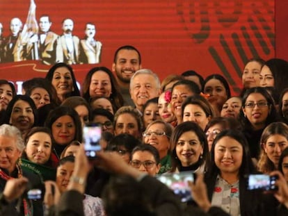 López Obrador con dirigentes y otras feministas el pasado noviembre. En video, aspectos del funeral de Ingrid Escamilla.