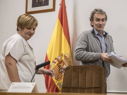 Fernando Simón, director del Centro de Coordinación de Alertas y Emergencias, en la rueda de prensa del hospital Gómez Ulla. En vídeo, declaraciones de la jefa del Servicio de Medicina Preventiva.