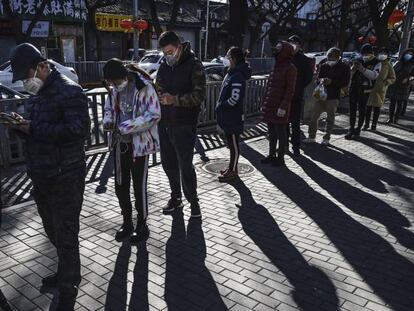 Una fila de personas que esperan a hacer las compras en Beijing, en China, este domingo. En vídeo, el régimen chino ocultó durante dos semanas la gravedad del coronavirus.