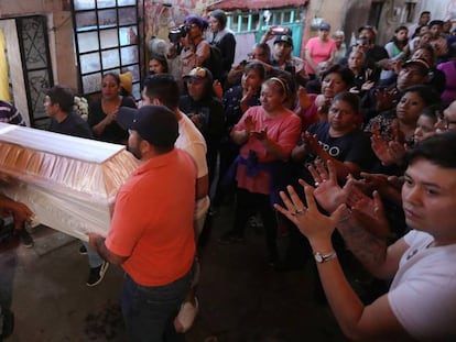Familiares y vecinos asisten al funeral de Fátima. En el vídeo, momento de la desaparición de la niña.