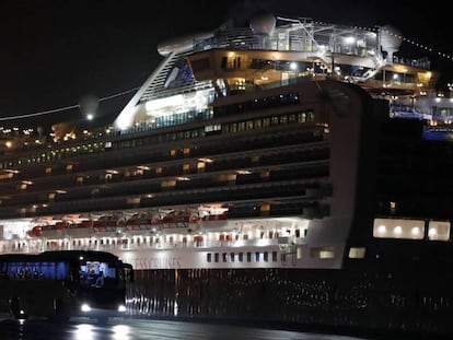 Evacuación de pasajeros estadounidenses del crucero 'Diamond Princess', donde docenas de personas están contagiadas. En vídeo, declaraciones del director de emergencias sanitarias de la OMS.