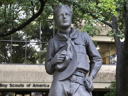 Una estatua de un miembro de los Boys Scouts en su sede de Irving, Texas. En vídeo, la decisión de la organización de declararse en bancarrota, explicada.