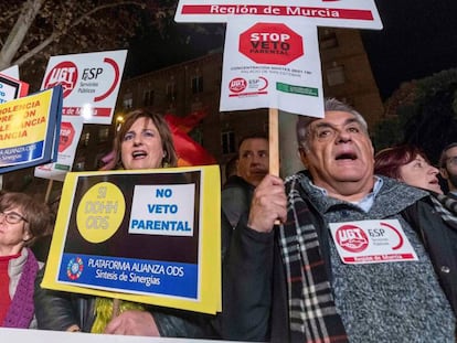 Protesta contra el veto parental en enero en Murcia. En vídeo, Murcia aboca a Educación al recurso al mantener instrucción de 'pin parental'.